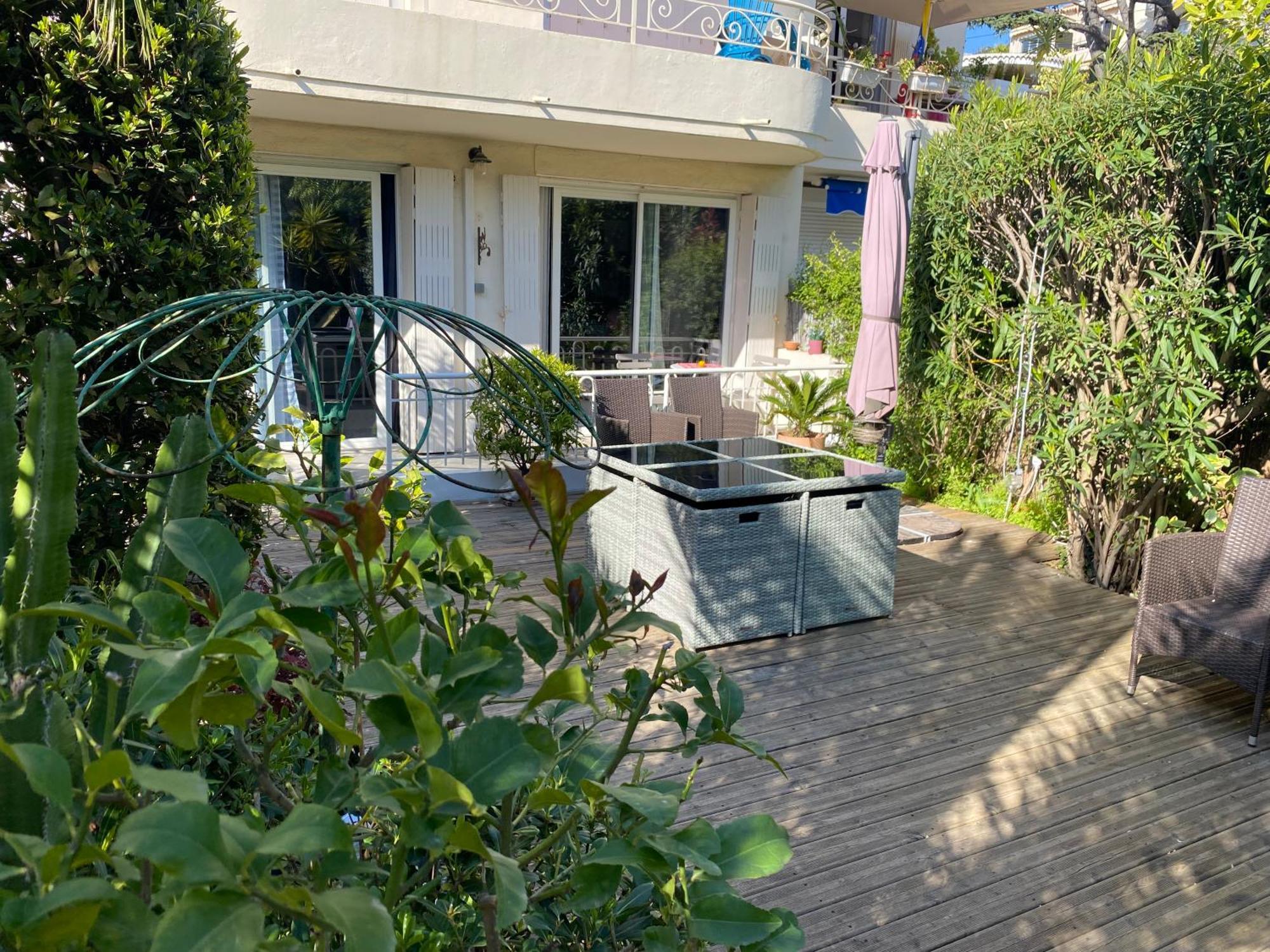 Only 60M To The Beach, 2 Bedroom Cozy Apartment, 80M2 Big Garden, Very Central Cannes Room photo